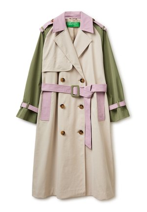Beige trenchcoat met roze kraag, riem en zakranden, olijfgroene mouwen, dubbele rij knopen en schouderriemen.