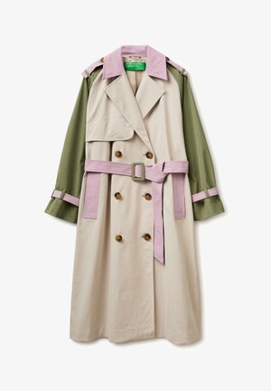 Trench-coat beige avec col rose, ceinture et finitions de poche, manches vert olive, boutons croisés et pattes d'épaule.