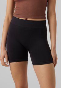 Sorte høy midje shorts laget av elastisk stoff; har en jevn tekstur og kontrastfarget liv, designet for komfort og bevegelsesfrihet.