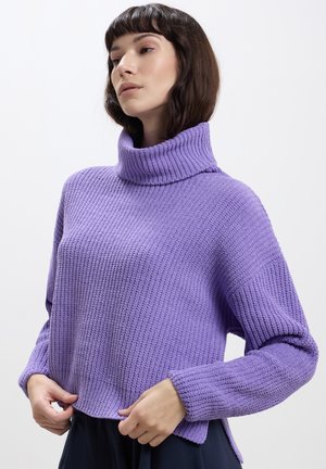 Maglione a coste viola con colletto alto e maniche lunghe, caratterizzato da una vestibilità ampia e spacchi laterali in fondo.