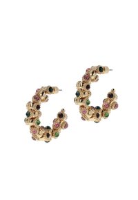 Gouden oorbellen in de vorm van hoops, versierd met diverse stenen in roze, groen en zwart, met gedetailleerde textuuraccenten door het hele ontwerp.