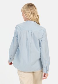 Himmelblau-weiß gestreiftes Hemd mit Knöpfen und langen Ärmeln, ausgestattet mit einer Rückenfalte, abgerundetem Saum und goldenen Knopfakzenten an den Bündchen.