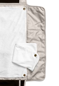 Beige vuodeslihatyinen laukku valkoisen pyyhetaskun kanssa, jossa on kultaiset napin sulkimet ja sileä pinta. Esittelee puhdasta ja minimalista muotoilua.