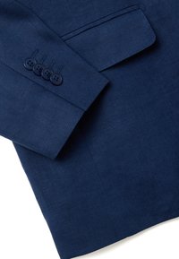 Blazer in lino blu navy con finitura testurizzata, rever a punta e quattro bottoni sui polsini per una chiusura dettagliata.