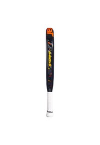 Zwarte en oranje cricketbat met een witte grip. Beschikt over een gladde handgreep, een gedurfde logo-ontwerp en een licht gebogen blad voor betere prestaties.