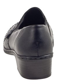 Zwarte lederen schoen met een lage hak, ronde vorm en gestructureerde accenten langs de zijkanten. Gladde afwerking met stiksels op de zool.
