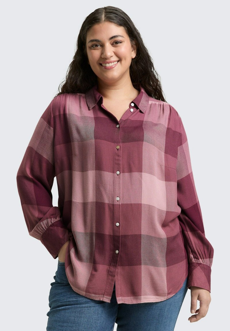 Langarmshirt in tinten van bordeauxrood en roze met een geruit patroon, voorzien van een knoopsluiting aan de voorkant en een ontspannen pasvorm.