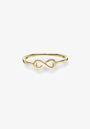 Bague en or délicate présentant un symbole infini poli comme pièce centrale sur un anneau simple sur fond blanc.