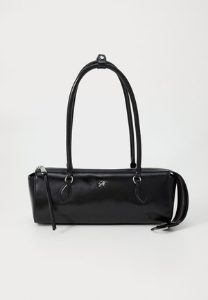 Borsa a tracolla nera in pelle di forma rettangolare, con una superficie liscia, due manici, chiusura con zip e un piccolo logo sulla parte anteriore.