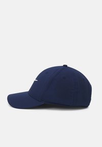 Mørkeblå baseball cap med buet skygge, broderet logo i hvidt på fronten og seks ventilationshuller i kronen.