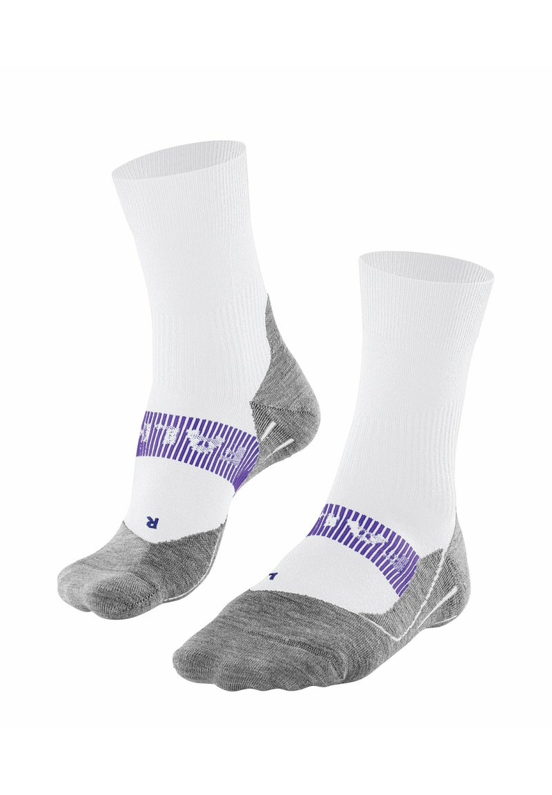 Calcetines deportivos de mezcla de algodón con un tubo blanco acanalado, talón y puntera grises, y una banda a rayas púrpura y blanca en el mediopié.