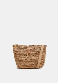 Sac en paille tissée de couleur marron clair avec une surface texturée, doté d'une fermeture à cordon et d'une sangle d'accent en cuir beige.