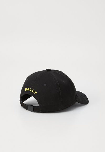 Casquette de baseball en coton noir avec broderie jaune "BALLY" à l'arrière et sangle réglable avec un visière incurvée.