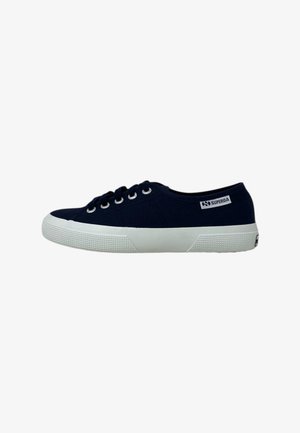 Zapatillas de lona marinas con suelas de goma blanca, con ojales metálicos, cordones en tono y una etiqueta de logo de Superga en el lateral para la marca.