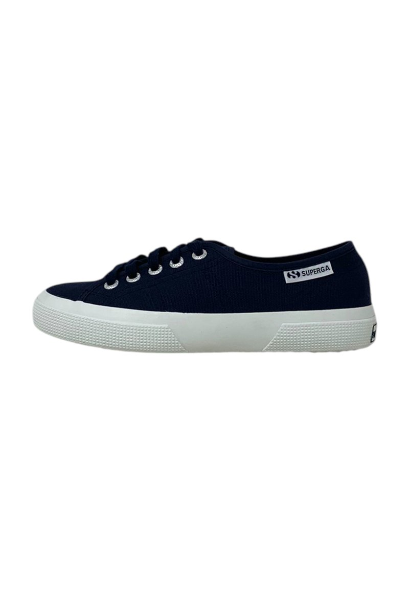 Marineblaue Segeltuch-Sneaker mit weißen Gummisohlen, ausgestattet mit Metallösen, tonalen Schnürsenkeln und einem Superga-Logoetikett an der Seite zur Markenkennzeichnung.