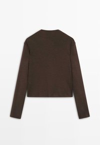 Top marrone a maniche lunghe e corte con scollatura arrotondata. Realizzato in materiale testurizzato, presenta un design semplice e minimalista.