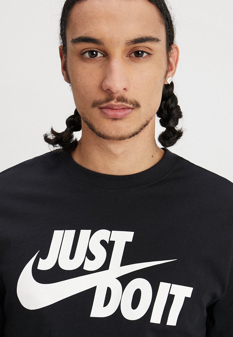 Nike Sportswear TEE JUST DO IT T shirts med print black Nike Sportswear TEE JUST DO IT - T-shirts med print - black/white