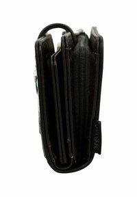 Schwarze Lederbrieftasche mit mehreren Fächern, Reißverschlussverschluss und strukturiertem Finish. Verfügt über ein Logo-Tag an der Seite.