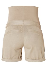 Shorts beige a vita alta realizzati in un tessuto liscio, con risvolti e due tasche posteriori. La vita è elastica e integrata senza soluzione di continuità.