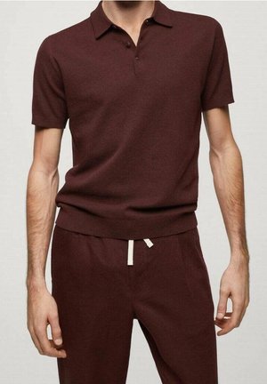 Burgunderfarbene Polohemd mit kurzen Ärmeln und strukturiertem Strickdesign, ausgestattet mit einem Kragen und drei Knöpfen. Kombiniert mit passenden burgunderfarbenen Hosen.