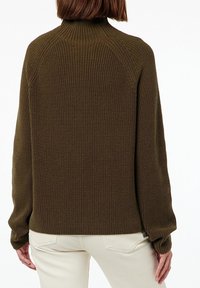Strickpullover in dunklem Olivgrün mit hohem Kragen, geripptem Muster und langen Ärmeln. Verfügt über Raglanärmel und eine lockere Passform.