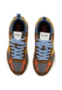 Wielokolorowe sneakersy z połączeniem brązowego zamszu, pomarańczowych akcentów, szarej siateczki i niebieskich sznurowadeł; z białą metką logo na języku.