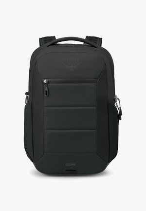 Schwarzer gepolsterter Rucksack mit Reißverschlüssen, Seitentasche und Osprey-Logo. Verfügt über ein strukturiertes Design und ein texturiertes Gewebe für Langlebigkeit.