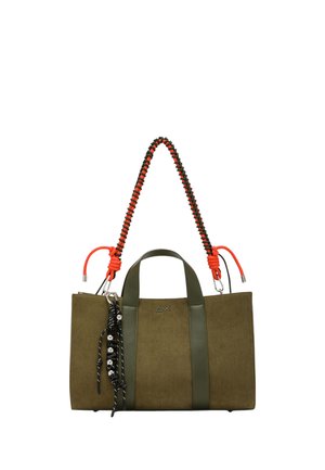Borsa rettangolare in tessuto verde oliva con manici in pelle, tracolla intrecciata nera e arancione e ciondolo di perline nero e bianco.