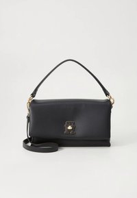 Borsa in pelle nera con forma strutturata, ferramenta dorata e dettaglio logo. Caratterizzata da una tracolla staccabile e un manico superiore.