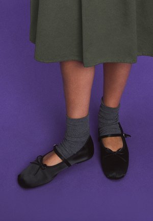 Stradivarius, SATIN BUCKLE BALLET FLATS - Babies - black