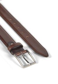 Bruin leren riem met een zilveren metalen gesp, heeft een gladde textuur, een taps toelopende punt en meerdere verstelgaten langs de lengte.