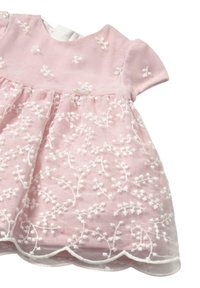 Vestido de algodón rosa con mangas cortas, que presenta detalles florales bordados en blanco y un dobladillo con puntilla. Cierre de botones en la parte posterior.