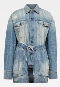 Chaqueta de mezclilla azul claro con cintura ceñida, detalles desgastados, dos bolsillos en el pecho y un color clásico. Presenta botones metálicos y costuras.