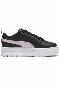 Sneaker in pelle nera con una striscia laterale rosa chiaro, suola piatta bianca e lacci neri. Presentano una texture liscia e un design con punta arrotondata.
