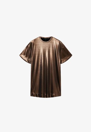 Camiseta de manga corta metálica bronce con cuello redondo, textura suave y corte holgado. La tela tiene un ligero brillo y cae suavemente.