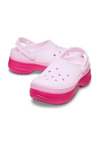 Zoccoli rosa e bianchi realizzati in materiale leggero, dotati di fori di ventilazione, un cinturino posteriore e una suola spessa rosa.