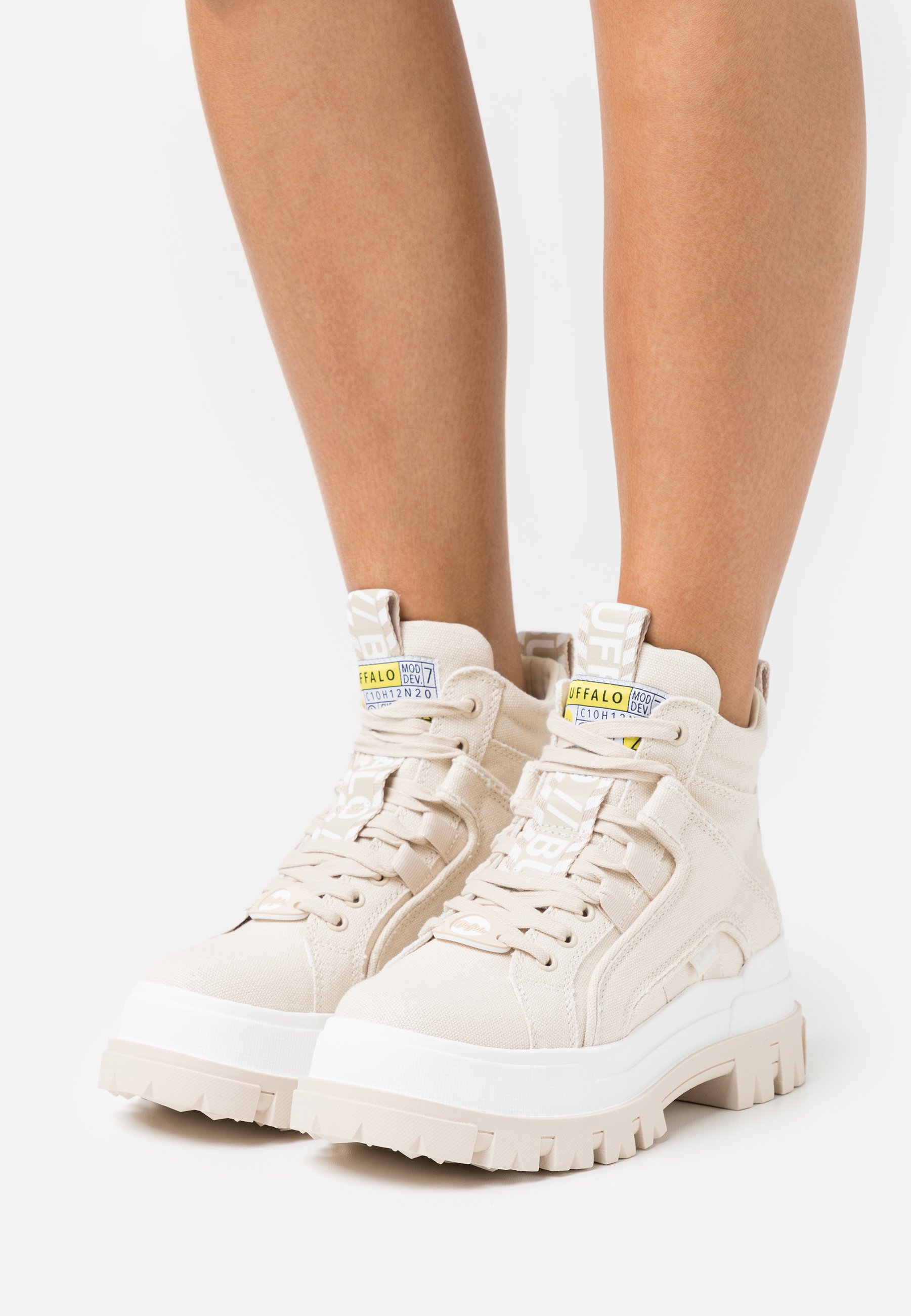 aspha nc mid lace up sneaker