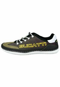 Moška tenisica Bugatti v črno-olivno zeleni kombinaciji, tekstilni zgornji del z belimi vezalkami in belo gumijasto podplatom.