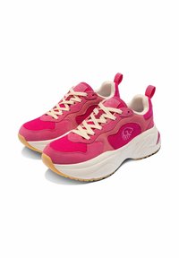 Ein Paar rosa und fuchsia Sneaker mit beigen Schnürsenkeln, weißen dicken Sohlen und Zuglaschen auf weißem Hintergrund.