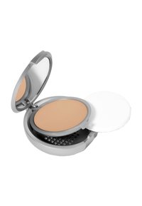 Pudra compatta rotonda con una formula pressata beige chiaro. Presenta una custodia grigia, uno specchio e un applicatore puff rotondo bianco.