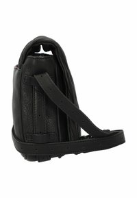 Zaino in pelle nera, forma rettangolare, superficie testurizzata, tracolla regolabile, cuciture visibili e dettagli in hardware con rivetti.