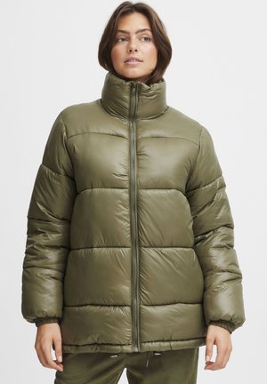 Doudoune en vert olive, avec un col montant, fermeture éclair à l'avant, motif matelassé et poignets élastiques. Texture lisse et brillante.