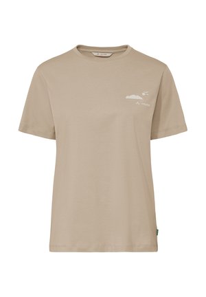 T-shirt beige à manches courtes et col rond avec petit logo blanc représentant une montagne et un soleil sur le côté gauche de la poitrine, et étiquette de la marque Vaude à l'intérieur du col.