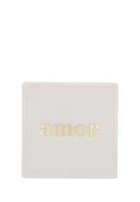 Fyrkantig, ljusrosa keramikplatta med präglad guldtext "amor" centrerad. Rena kanter och slät yta.