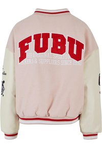 Lys rosa jakke med hvite og røde detaljer. Har stort rødt "FUBU"-logo, kremfargede ermer og ribbestrikkede mansjetter. Vist fra bak.
