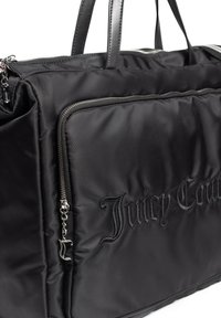 Sac à main en nylon noir avec une fermeture éclair et une poche frontale, doté d'un texte brod é et d'un accent chaîne. Texture lisse et design structuré.