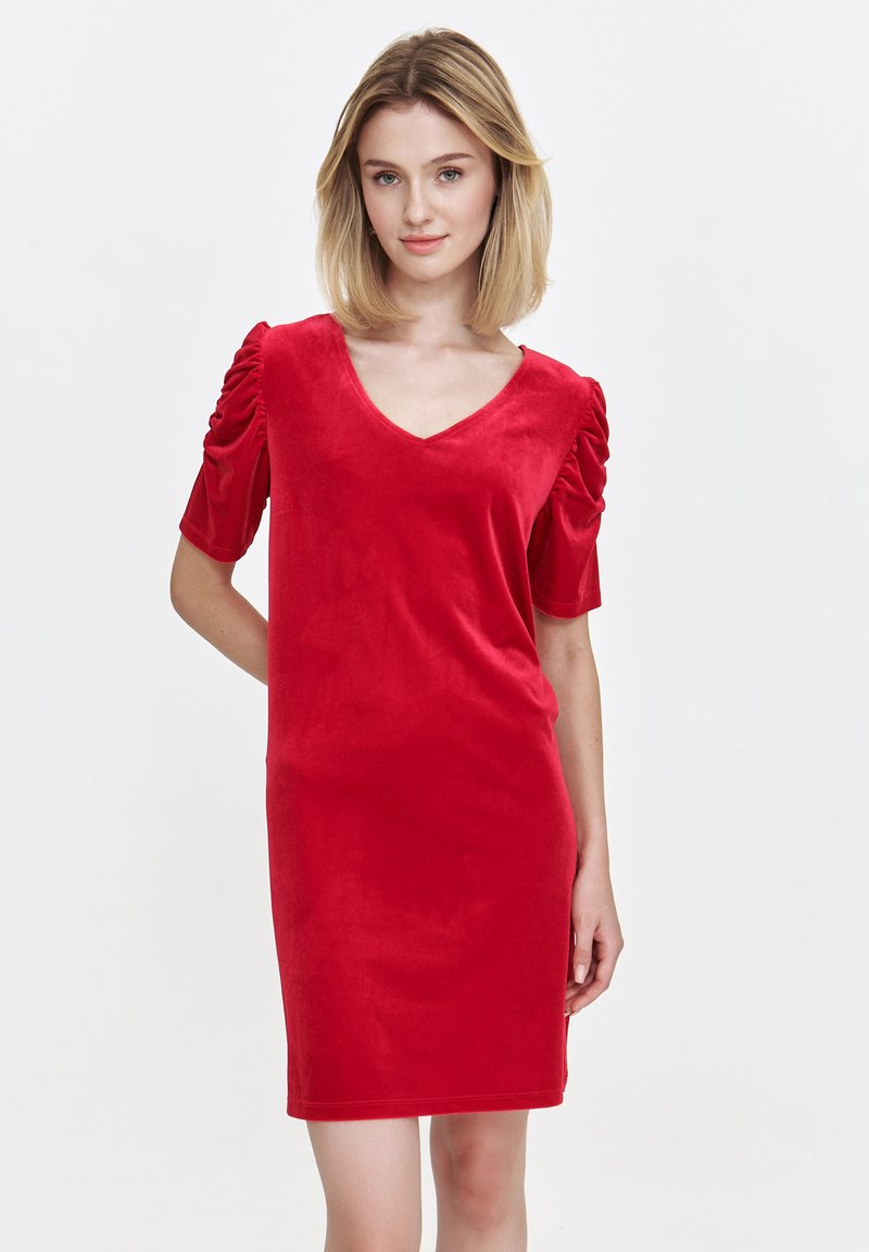 Rotes Samtkleid mit kurzen Puffärmeln, V-Ausschnitt und schlankem Design. Glatte Textur und knielang.