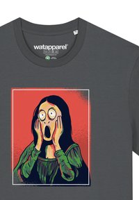 Graues T-Shirt mit einem verwitterten Grafikdesign eines Menschen mit Brille, der die Hände im Gesicht hält, vor einem roten Hintergrund innerhalb eines weißen Rahmens.