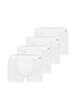 Cztery pary jednolitych białych męskich bokserek ułożone szeregowo na białym tle.