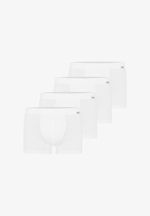 Quattro paia di boxer da uomo bianchi semplici disposti in fila sfalsata su uno sfondo bianco.